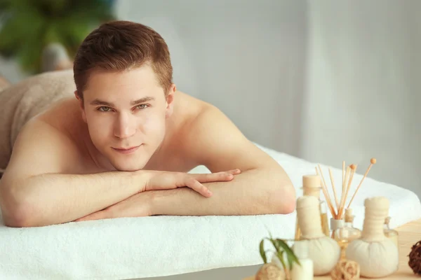 Homme relaxant dans le salon de spa — Photo