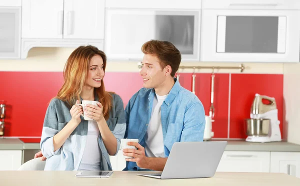 Couple avec ordinateur portable dans la cuisine — Photo