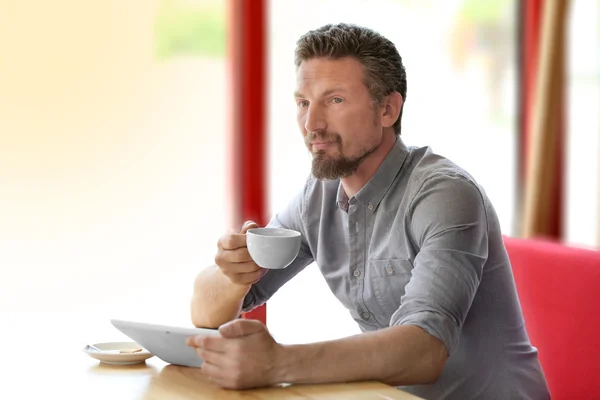 Zakenman rusten met kopje koffie — Stockfoto