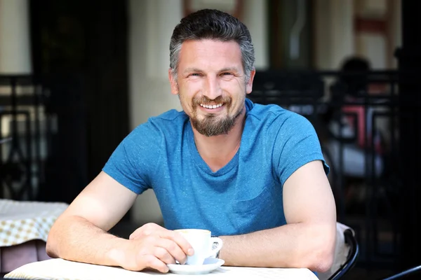 Homme d'affaires avec tasse de café — Photo