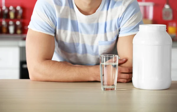 Mann macht gesunden Cocktail — Stockfoto