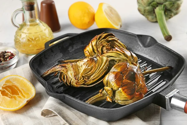 Cooked artichokes on pan — Stock Photo, Image