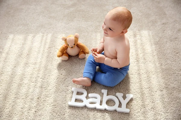 Menino brincando — Fotografia de Stock