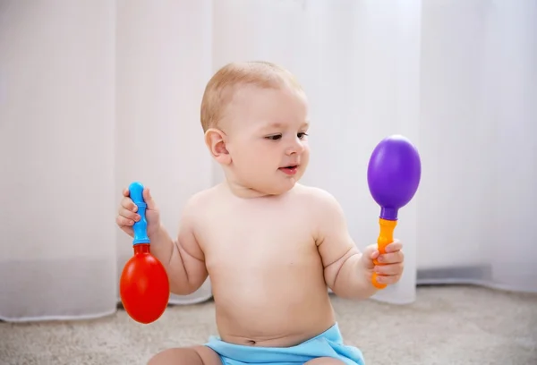 Oynayan erkek bebek — Stok fotoğraf