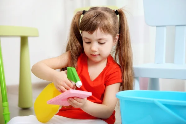 Malá dívka čisticí místnost — Stock fotografie