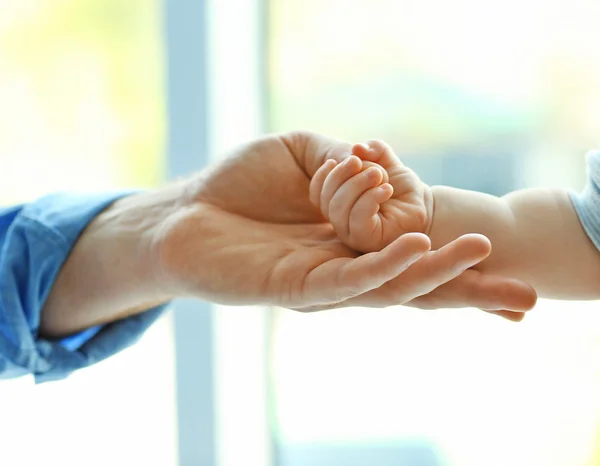 Manos de adulto y niño — Foto de Stock