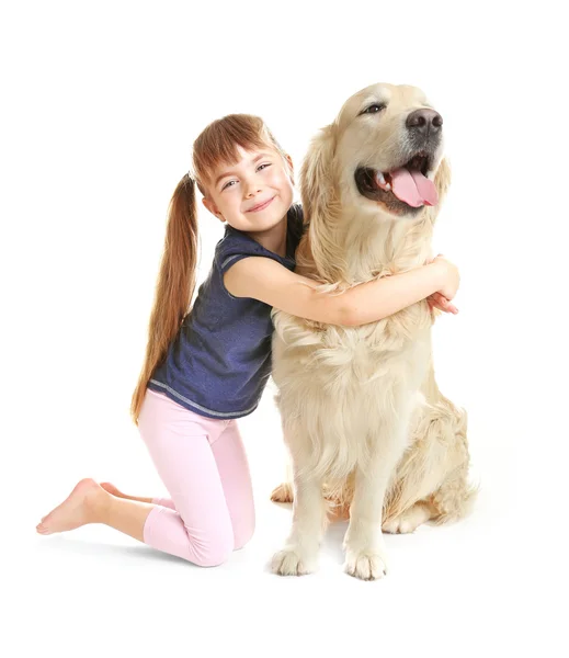 Klein meisje en grote vriendelijke hond — Stockfoto