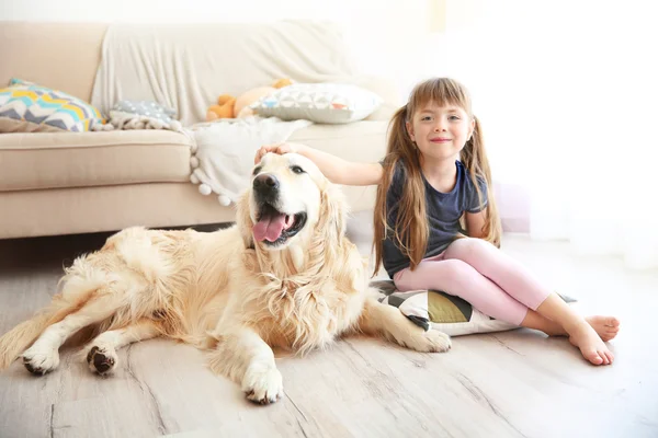 Маленькая девочка и большая добрая собака — стоковое фото