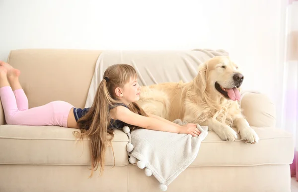 Liten flicka och stora snäll hund — Stockfoto