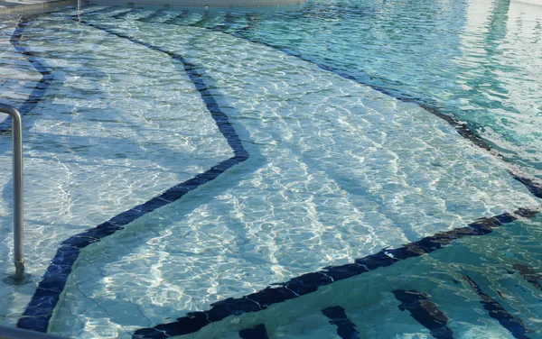 Enorme piscina — Foto Stock