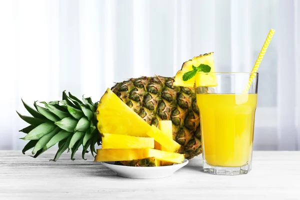 Bardak meyve suyu, ananas — Stok fotoğraf