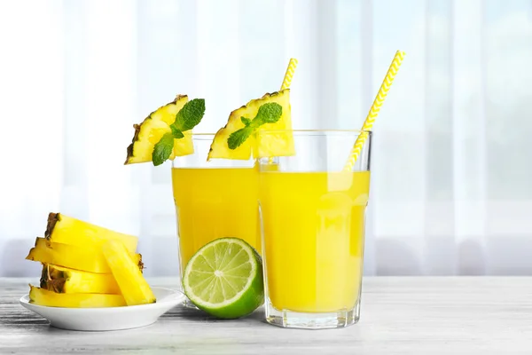 Verres de jus d'ananas — Photo