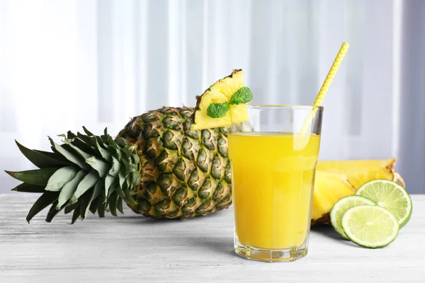 Glass of juice, pineapple and lime — Stock Photo, Image