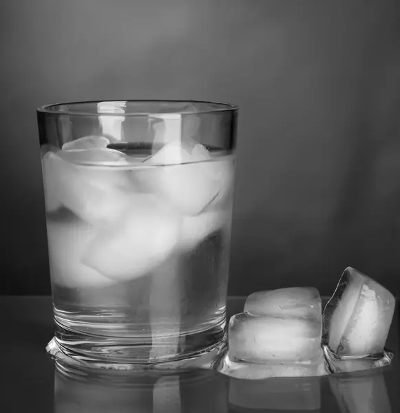 冷たい水のガラス — ストック写真