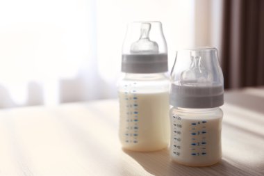 Masanın üzerine süt şişe