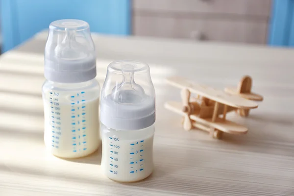 Babyflaschen mit Milch — Stockfoto