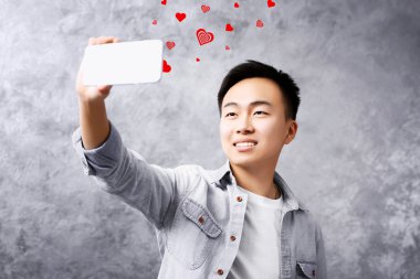 Genç Asyalı çocuk alarak selfie