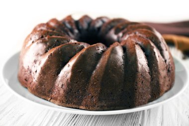 Çikolatalı pasta plaka üzerinde  