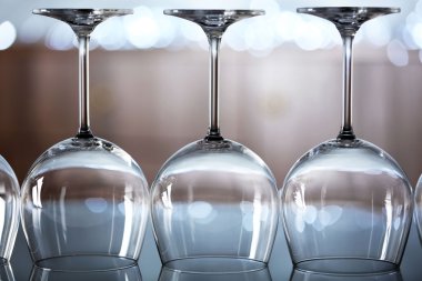 Kalkık ayaklı büyük kadehler 