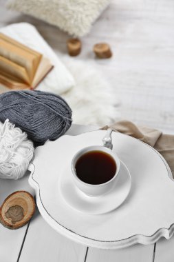 Oturma odasında sıcak içecek fincan. 