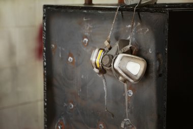 Metal kutu üzerinde asılı gaz maskesi