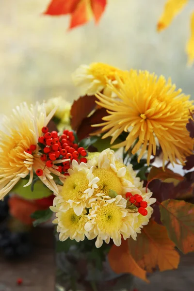 Boeket met chrysanten bloemen — Stockfoto