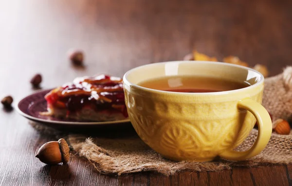 Tasse Tee mit Herbstdekor — Stockfoto