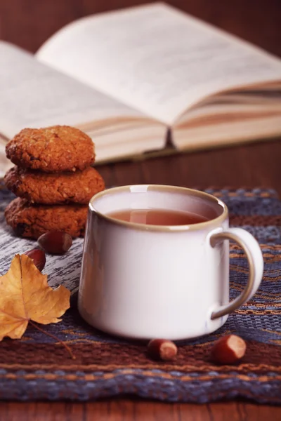 Φλιτζάνι τσάι με διακόσμηση φθινόπωρο — Φωτογραφία Αρχείου
