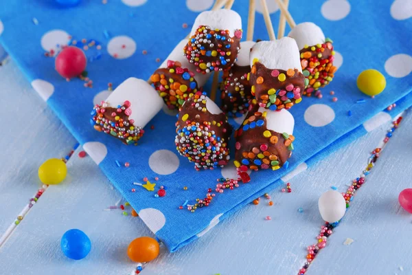 Leckere Marshmallows mit Schokolade — Stockfoto