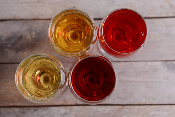 異なる色のワインとグラス — ストック写真
