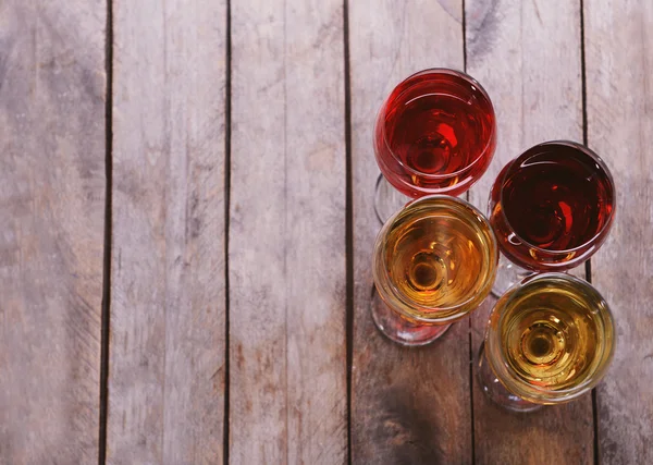 Gläser mit Weinen in verschiedenen Farben — Stockfoto