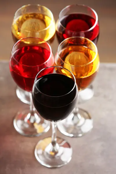 Gläser mit Weinen in verschiedenen Farben — Stockfoto