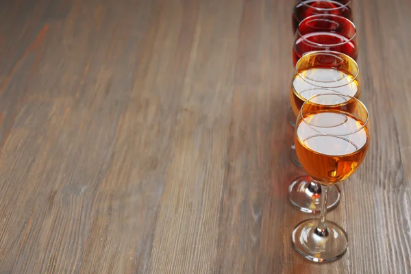 Gläser mit Weinen in verschiedenen Farben — Stockfoto