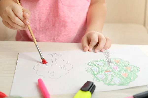 Child drawing tree — Stock Photo, Image