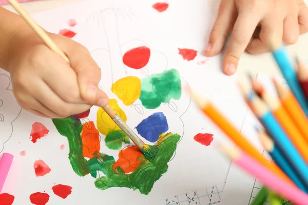 Parlak boyalar ile çizim çocuk — Stok fotoğraf