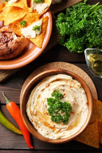 Ciotola di legno di hummus saporito — Foto Stock