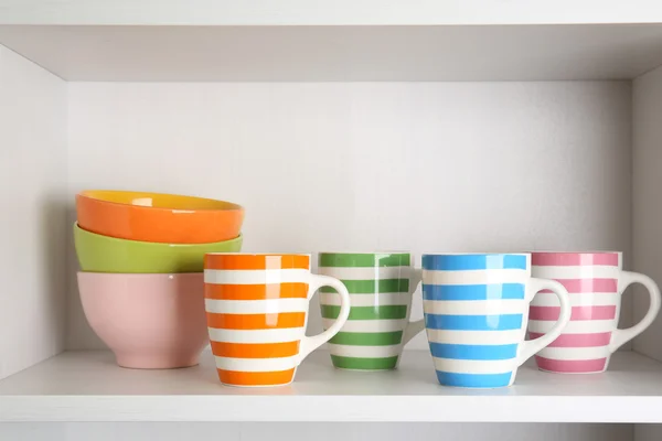 Vaisselle colorée sur étagère — Photo