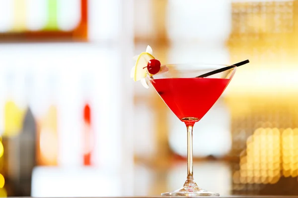 Glas Cocktail auf Hintergrund — Stockfoto
