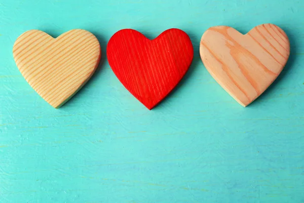 Cuori di legno su sfondo di colore — Foto Stock