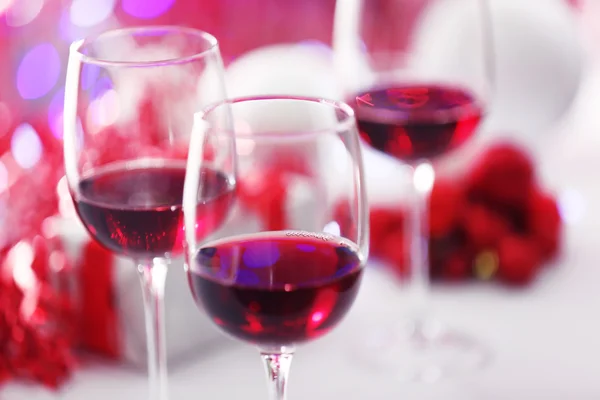 Verres à vin sur des lumières rouges floues — Photo