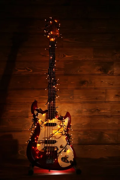 Elektromos gitár, a kivilágított garland — Stock Fotó