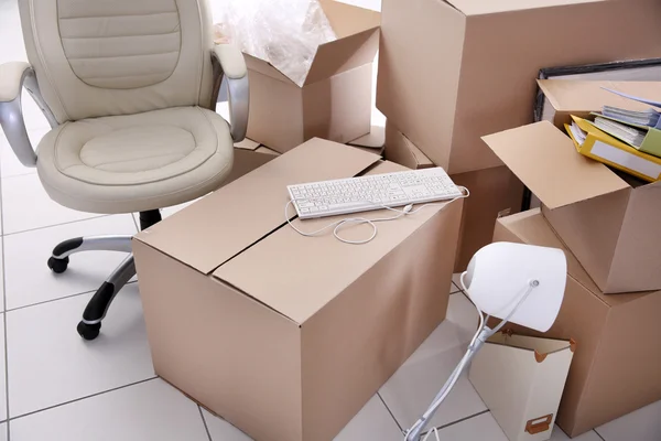 Unpacking cardboard boxes — Stock Photo, Image