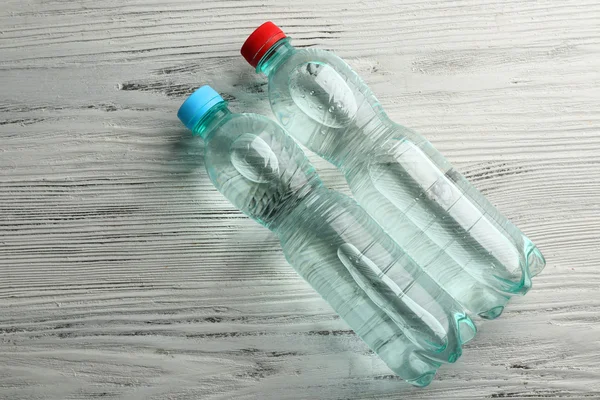 Пляшкова вода на столі — стокове фото