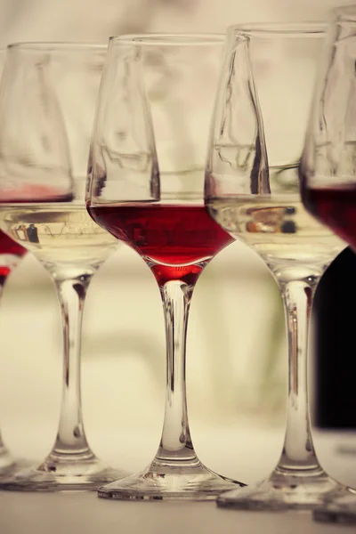 Wijnglazen met wijn — Stockfoto