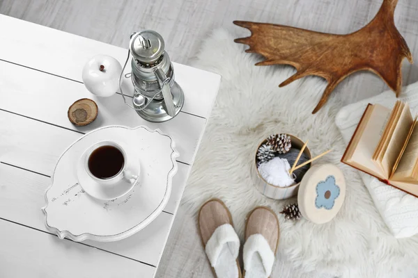 Tasse Heißgetränk im Wohnzimmer. — Stockfoto