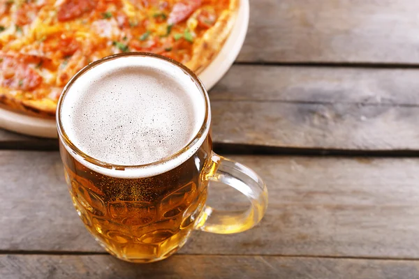 Sabrosa pizza y vaso de cerveza — Foto de Stock