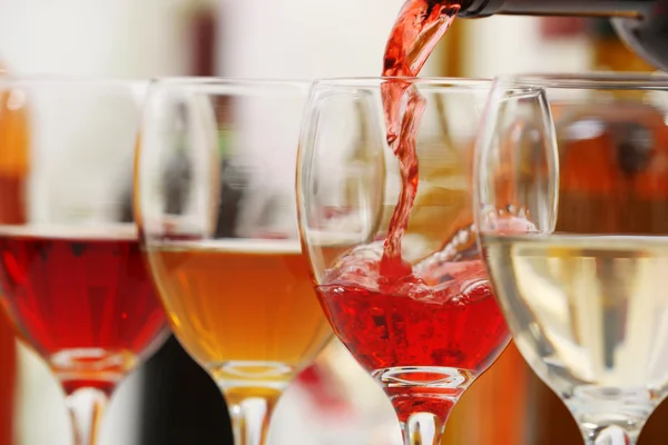 Красное вино наливается в бокалы — стоковое фото