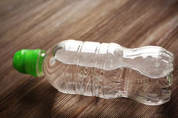 Wasser in Flaschen auf dem Holztisch — Stockfoto