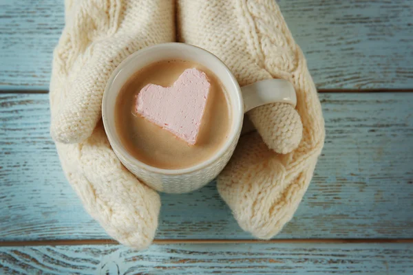 Manoplas que sostienen una taza de café —  Fotos de Stock