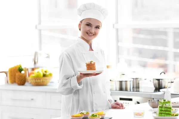 Vrouwelijke chef-kok werken bij keuken — Stockfoto